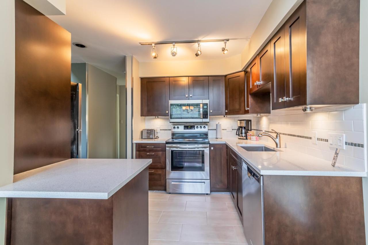 Snowbird Townhouses By Elevate Vacations Whistler Eksteriør bilde