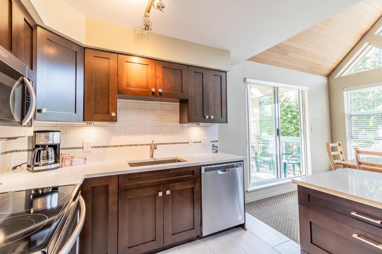 Snowbird Townhouses By Elevate Vacations Whistler Eksteriør bilde